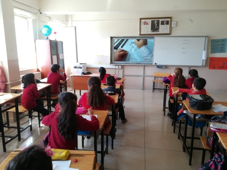 Erzincanlı Öğrencilerden "Büyükler Tuhaf Olur" Projesi