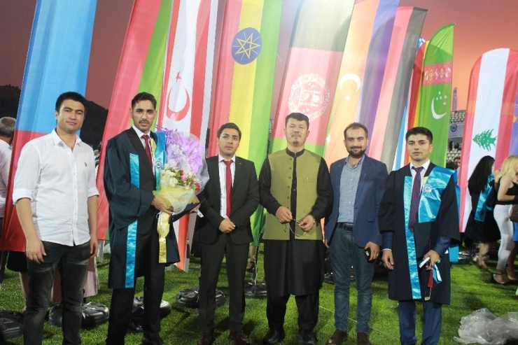 Ülkelerinden Uzakta Mezuniyet Sevincini Yaşadılar