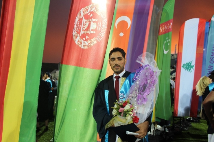 Ülkelerinden Uzakta Mezuniyet Sevincini Yaşadılar