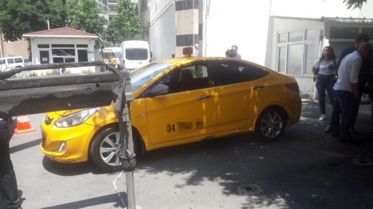 İstanbul Asayiş Şube Müdürlüğüne Bağlı Yankesicilik Ve Dolandırıcılık Büro Amirliği Ekipleri, Kent Genelinde Turistleri Dolandırdıkları Tespit Edilen 63 Taksiciye Yönelik “Son Durak” Operasyonu Başlattı.