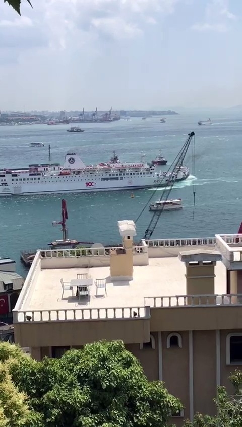 İstanbul Boğazı’nda Üniversite Gemisiyle Şehir Hatları Vapurunda Küçük Çaplı Temas Yaşandı