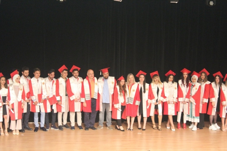 İstanbul Kavram Meslek Yüksekokulu’nda Mezuniyet Coşkusu