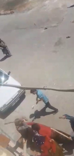 Kadın Erkek Demeden Eline Sopayı Alan Kavgaya Tutuştu