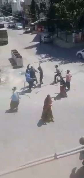 Kadın Erkek Demeden Eline Sopayı Alan Kavgaya Tutuştu