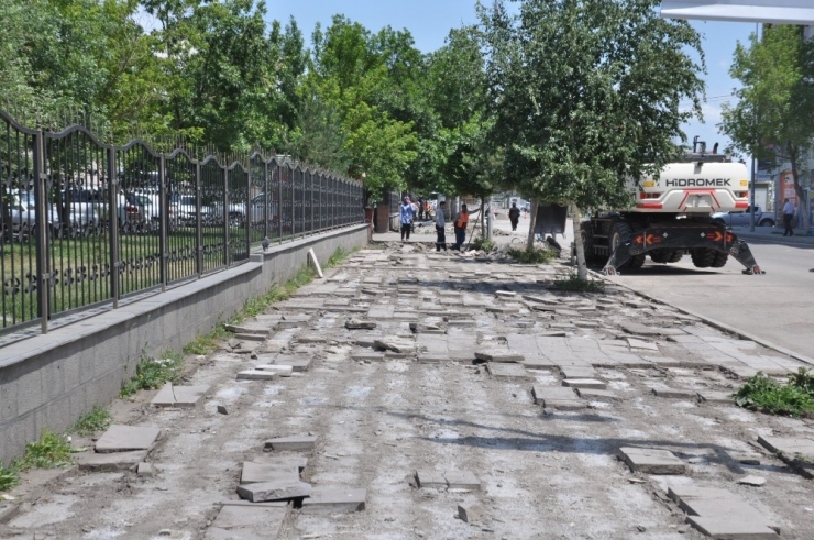 Karayolları Kars’ta Kaldırımları Yapıyor