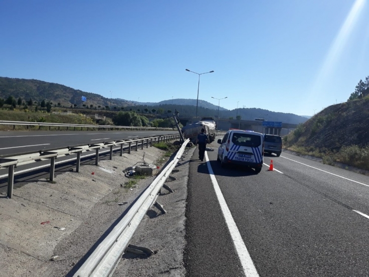 Tır Yoldan Çıktı; 1 Yaralı