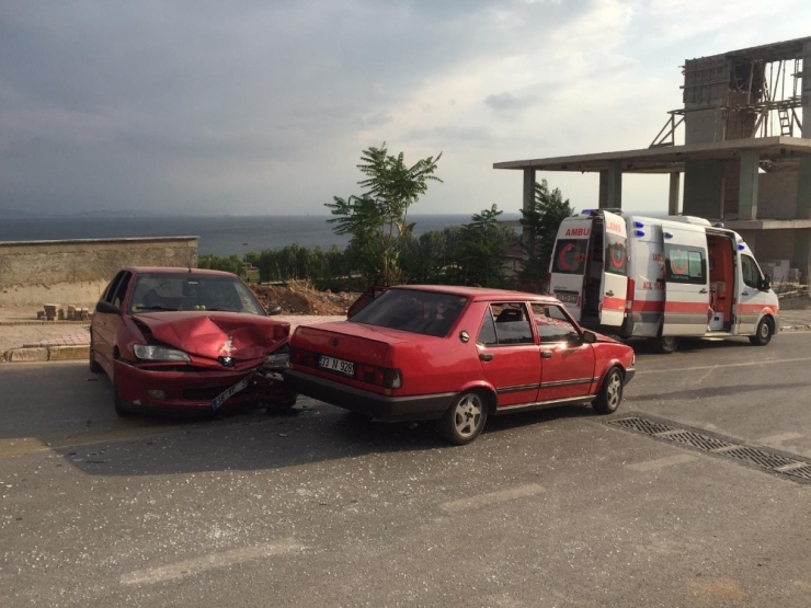 Otomobiller Kafa Kafaya Çarpıştı, 4 Çocuk Yaralandı