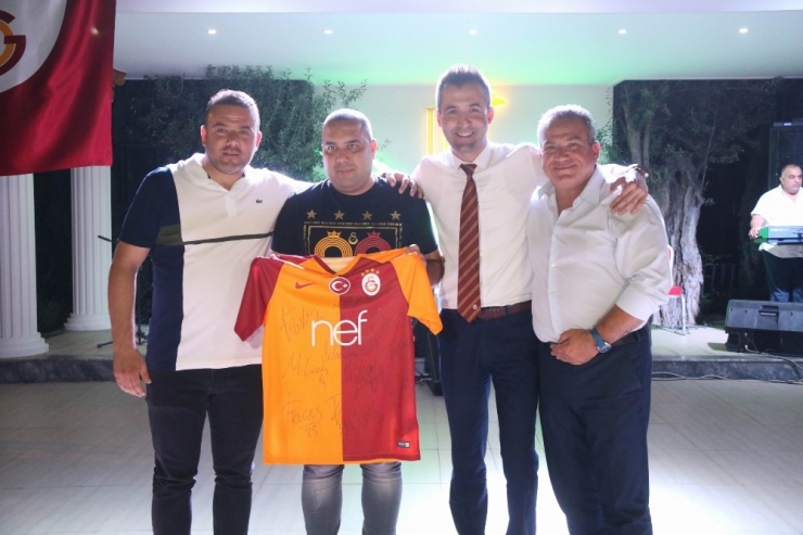 Salihli’deki Galatasaraylılardan Çift Kupalı Kutlama