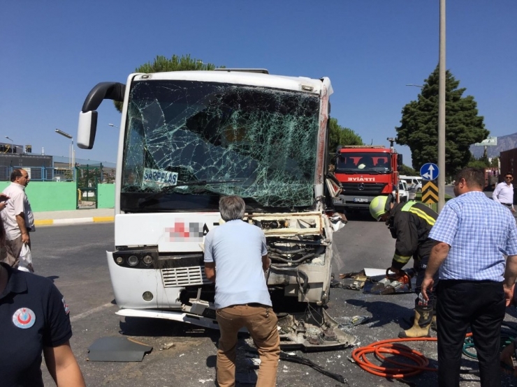 Manisa’da İşçi Servisi Tırla Çarpıştı: 6 Yaralı