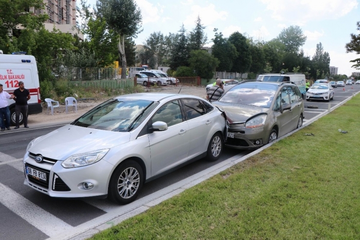 Köpeğe Çarpmamak İçin Durdu, Zincirleme Kazaya Neden Oldu