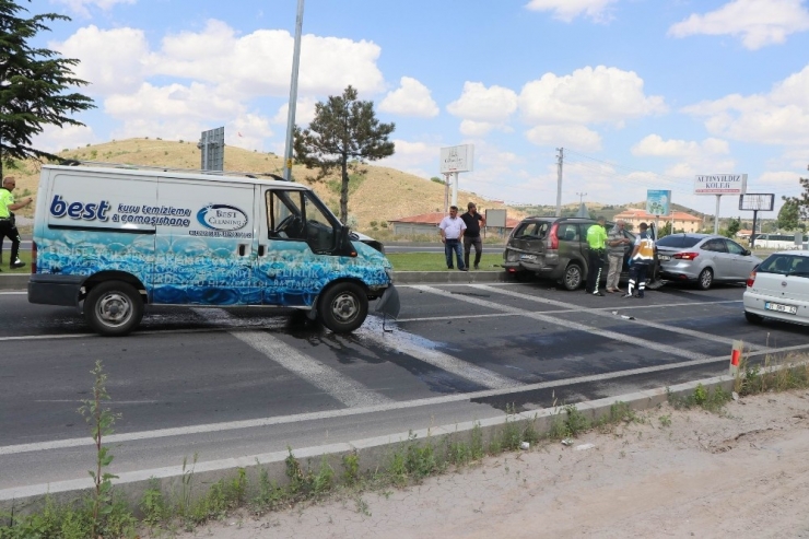 Köpeğe Çarpmamak İçin Durdu, Zincirleme Kazaya Neden Oldu