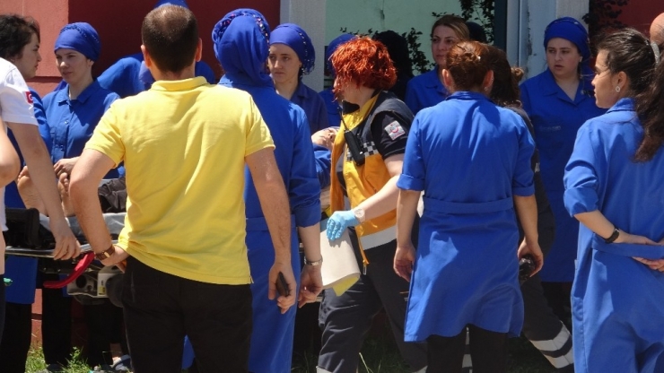 Enjeksiyon Makinesinden Sızan Dumandan En Az 15 Kişi Zehirlendi