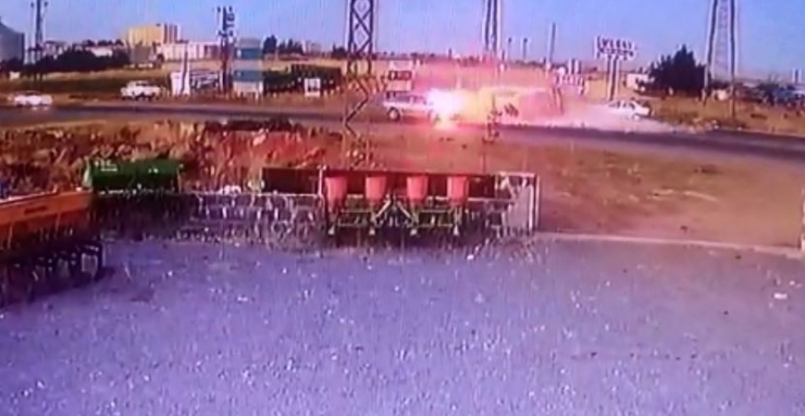 Kamyonete Arkadan Çarpan Otomobil Alev Topuna Döndü: 4 Yaralı