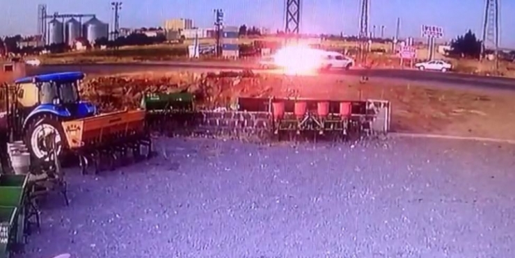 Kamyonete Arkadan Çarpan Otomobil Alev Topuna Döndü: 4 Yaralı