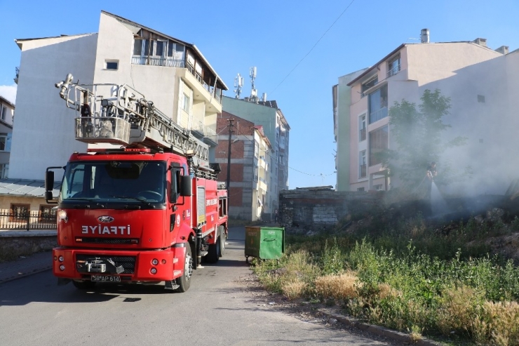 Ot Yangını Mahalleyi Duman İçinde Bıraktı