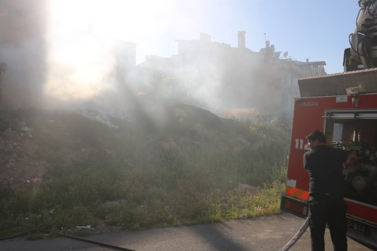 Ot Yangını Mahalleyi Duman İçinde Bıraktı