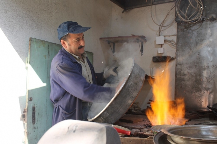 Son Kalay Ustası Mesleğini Tek Başına Yaşatıyor