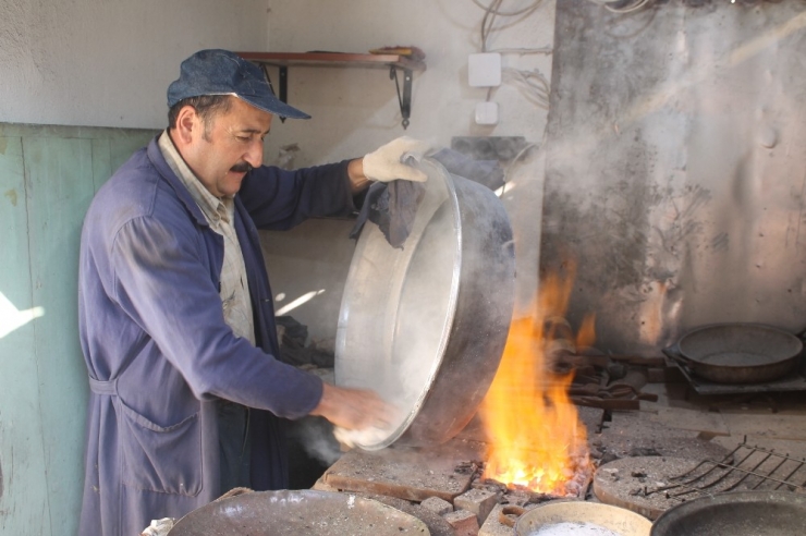 Son Kalay Ustası Mesleğini Tek Başına Yaşatıyor
