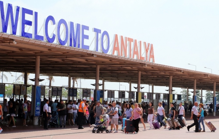 Antalya Havalimanı Dış Hatlar Terminalinde Tarihi Günler