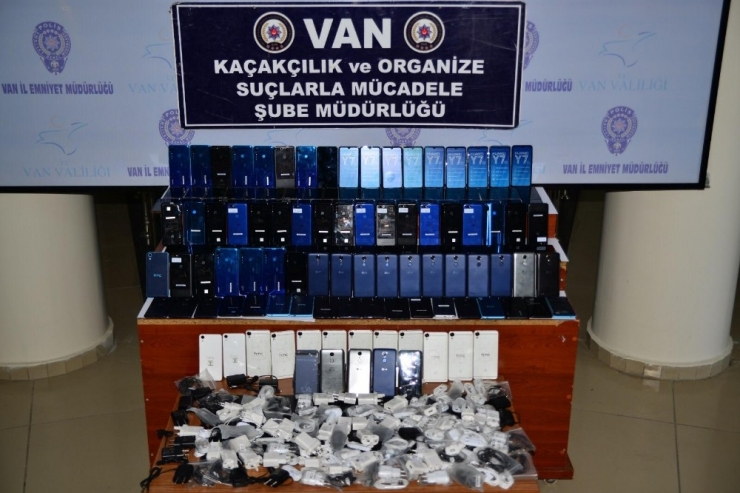 Van’da 250 Bin Tl Değerinde Kaçak Telefon Ve Aksesuarı Ele Geçirildi