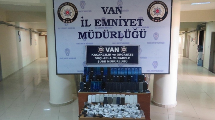 Van’da 250 Bin Tl Değerinde Kaçak Telefon Ve Aksesuarı Ele Geçirildi