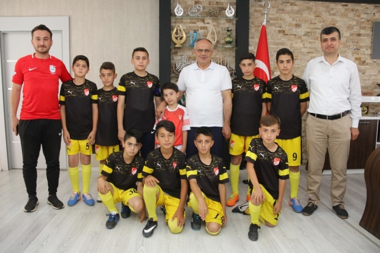 Başkan Öztürk, Yahyalı Spor Okulu’nu Makamında Kabul Etti
