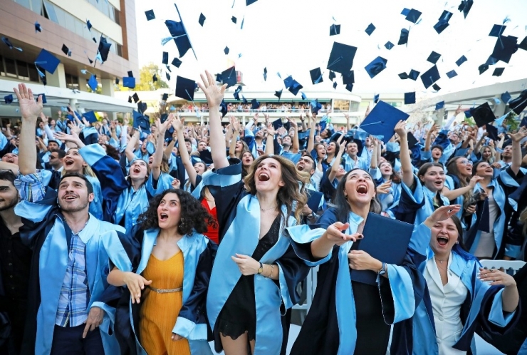 Mezuniyet Heyecanıyla Yeni Yaşamlarına Uğurlandılar