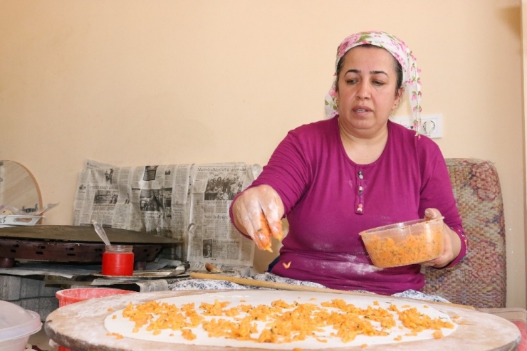 Eşlerine Yardımcı Olmak İsteyen Abla Ve Kız Kardeşi Gözlemeci Dükkanı Açtı