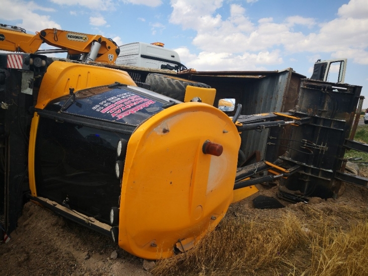 İş Makinesi Yüklü Kamyon Devrildi: 1 Yaralı