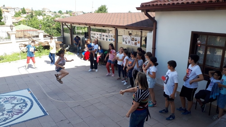 Öğrenci Ve Veliler Unutulan Sokak Oyunlarını Oynadı