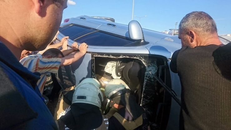 D-100 Karayolunda Bariyerlerde Asılı Kalan Otomobilde Sıkıştı