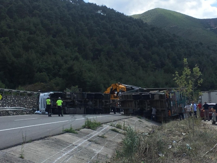Devrilen Tır Yolu Kapattı, Araçlar Uzun Kuyruklar Oluşturdu