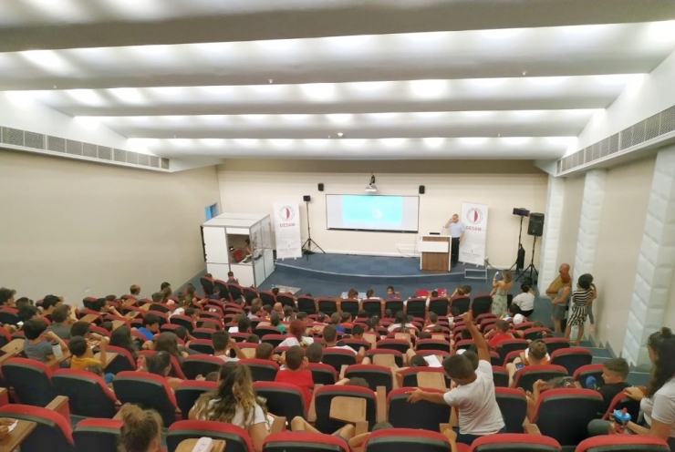 Cern Araştırmacısı Prof. Dr. Mossadek Talby, Çocuklara Atom Altı Parçacıkların Gizemli Dünyasını Anlattı