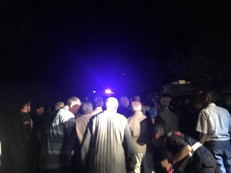 Devrilen Traktörün Altında Kalan Sürücü Yaralandı