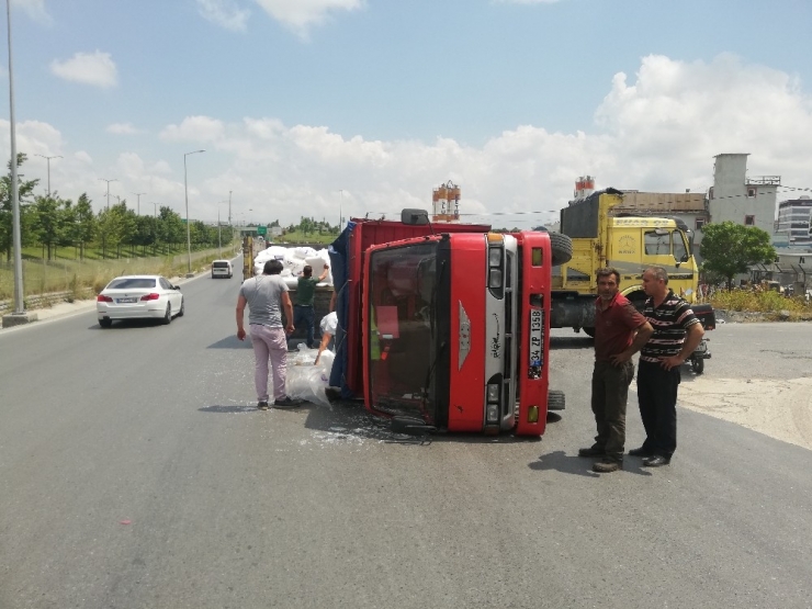 Esenyurt’ta Plastik Ham Madde Yüklü Kamyon Devrildi