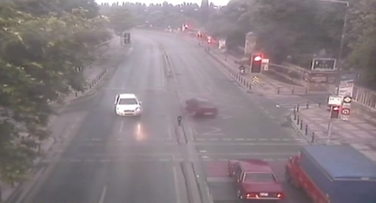 Kaza Yapan Sürücünün Kaçtığı O Anlar Kamerada