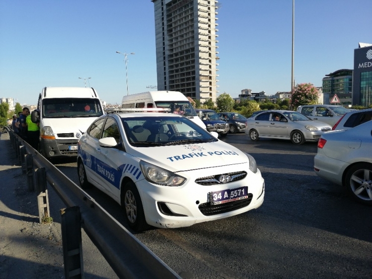 Tem Otoyolundaki Bir Minibüs Polisleri Alarma Geçirdi