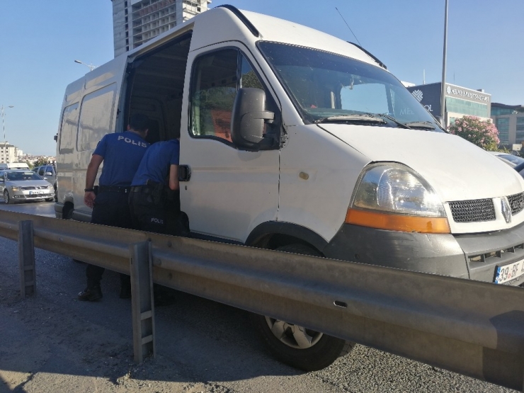 Tem Otoyolundaki Bir Minibüs Polisleri Alarma Geçirdi