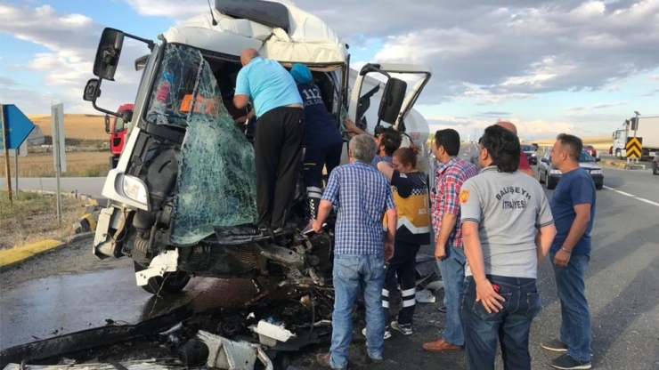 Akaryakıt Tankerleri Çarpıştı: 1 Yaralı