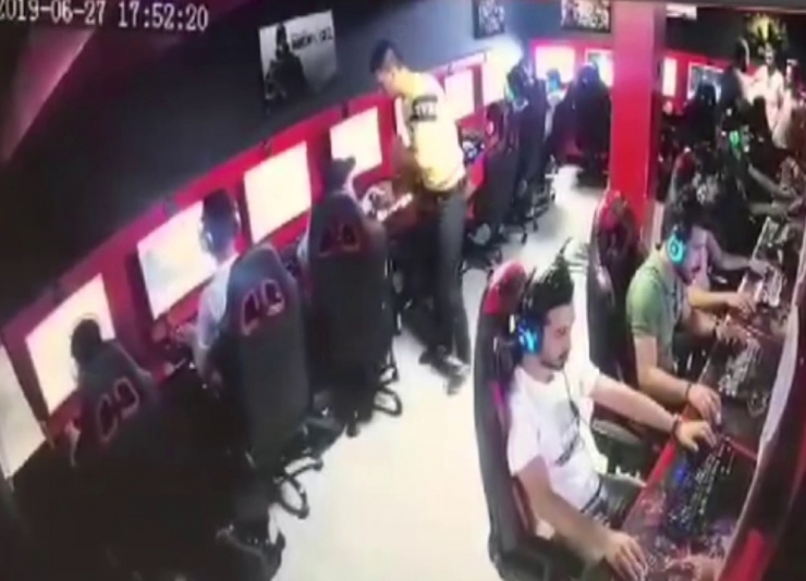 Konuşma Bahanesiyle Aldığı Telefonu Çalıp Kaçtı