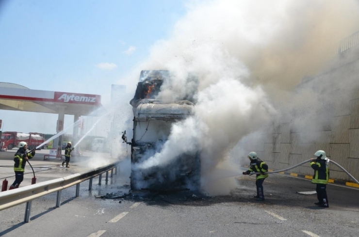 Turgutlu’da Saman Yüklü Tır Alev Alev Yandı