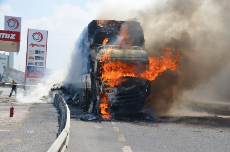 Turgutlu’da Saman Yüklü Tır Alev Alev Yandı
