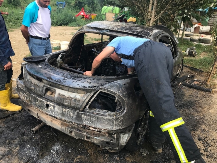 Park Halindeki Araç Birden Alev Aldı