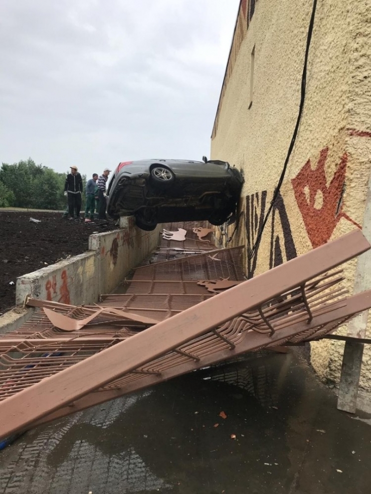 Rusya’da Kontrolden Çıkan Otomobil Duvara Saplandı