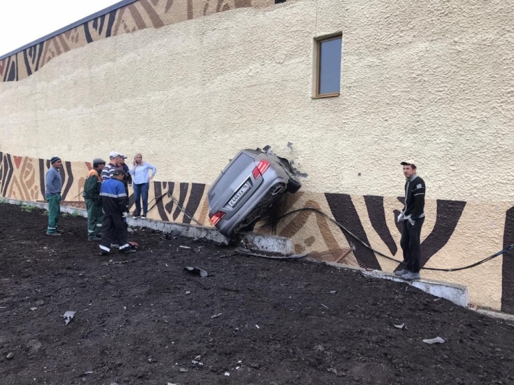 Rusya’da Kontrolden Çıkan Otomobil Duvara Saplandı