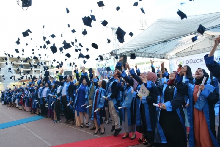 Mezuniyetlerini Oynayarak Kutladılar