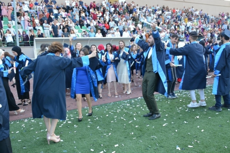 Mezuniyetlerini Oynayarak Kutladılar