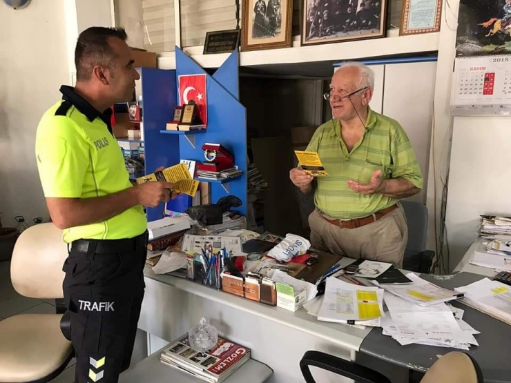 Trafik Polisleri Vatandaşları Yaya Öncülüğü İçin Bilgilendirmeye Devam Ediyor