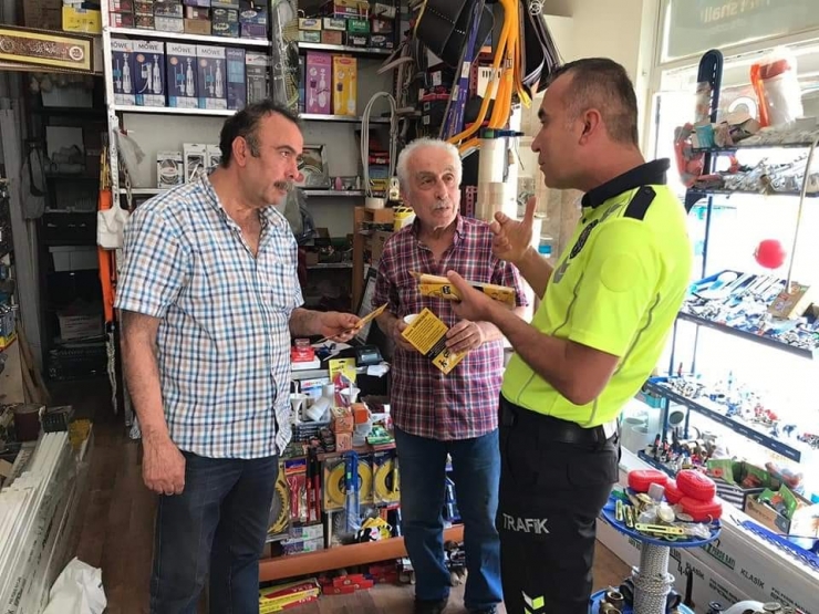 Trafik Polisleri Vatandaşları Yaya Öncülüğü İçin Bilgilendirmeye Devam Ediyor