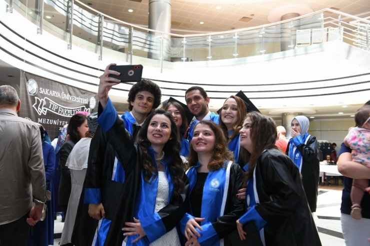 Saü’de Tıp Fakültesi Mezunlarını Verdi